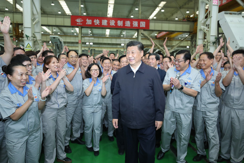 9月16日至18日，中共中央總書記、國家主席、中央軍委主席習(xí)近平在河南考察。這是17日下午，習(xí)近平在鄭州煤礦機(jī)械集團(tuán)股份有限公司總裝車間同工人們親切交流，鼓勵(lì)他們加強(qiáng)自主創(chuàng)新，爭創(chuàng)發(fā)展戰(zhàn)略優(yōu)勢。新華社記者 鞠鵬 攝