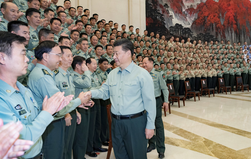 9月16日至18日，中共中央總書記、國家主席、中央軍委主席習(xí)近平在河南考察。這是18日上午，習(xí)近平在鄭州親切接見駐河南部隊(duì)副師職以上領(lǐng)導(dǎo)干部和團(tuán)級單位主官，代表黨中央和中央軍委向駐河南部隊(duì)全體官兵致以誠摯問候。新華社記者 李剛 攝