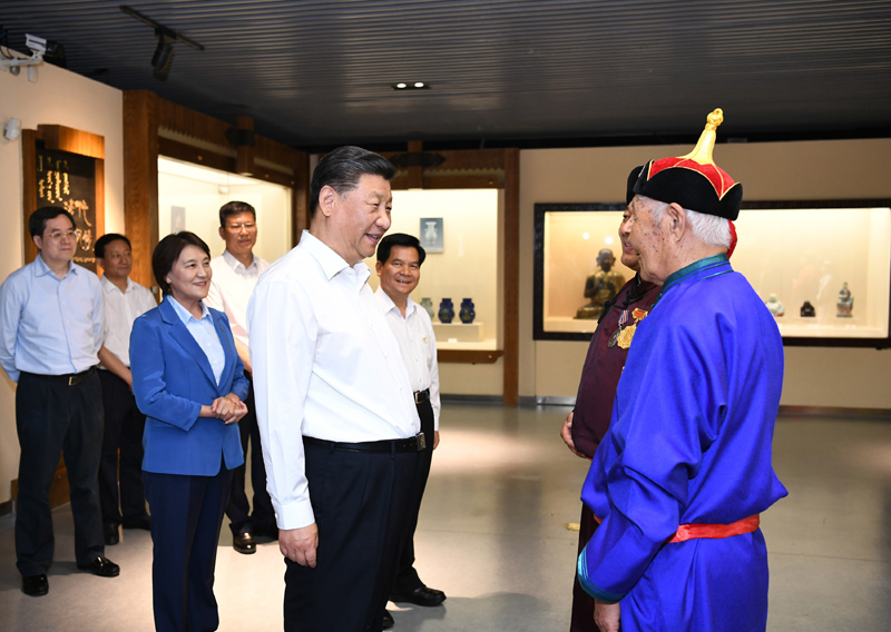 7月15日至16日，中共中央總書記、國家主席、中央軍委主席習近平在內蒙古考察并指導開展“不忘初心、牢記使命”主題教育。這是15日上午，習近平在赤峰博物館同古典民族史詩《格薩（斯）爾》非物質文化遺產傳承人親切交談。