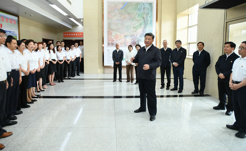 7月15日至16日，中共中央總書記、國家主席、中央軍委主席習近平在內蒙古考察并指導開展“不忘初心、牢記使命”主題教育。這是16日上午，習近平到內蒙古自治區自然資源廳，實地調研指導開展“不忘初心、牢記使命”主題教育。