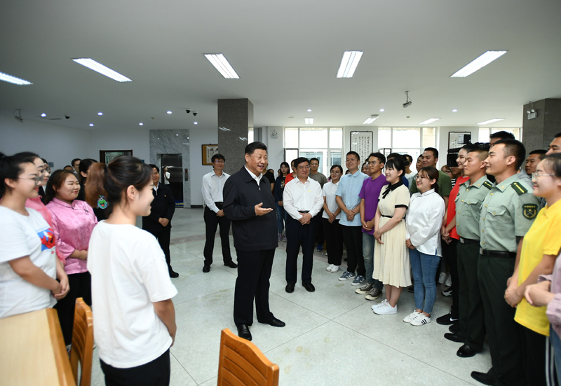 7月15日至16日，中共中央總書記、國家主席、中央軍委主席習近平在內蒙古考察并指導開展“不忘初心、牢記使命”主題教育。這是16日上午，習近平在內蒙古大學圖書館同學生們親切交談，勉勵他們志存高遠、腳踏實地、發奮圖強。