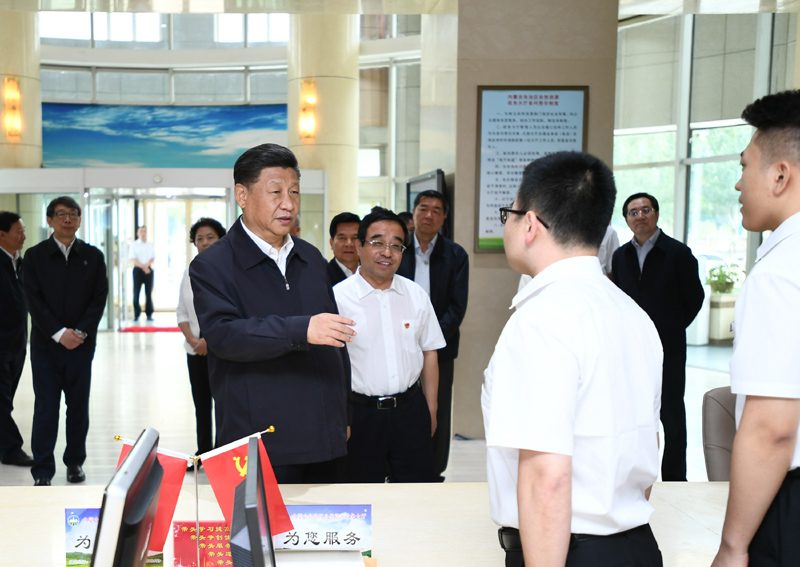 7月15日至16日，中共中央總書記、國家主席、中央軍委主席習近平在內蒙古考察并指導開展“不忘初心、牢記使命”主題教育。這是16日上午，習近平在內蒙古自治區自然資源廳自然資源政務大廳同工作人員交談，了解開展主題教育和落實便捷高效政務服務等情況。