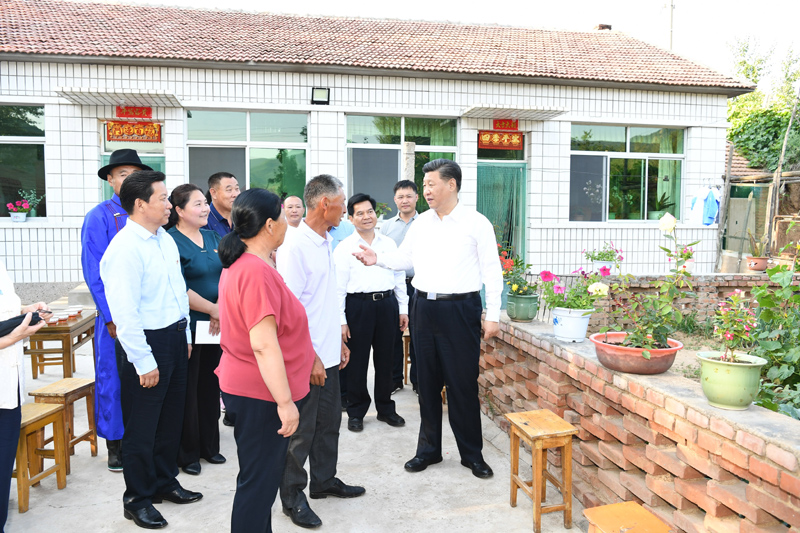 7月15日至16日，中共中央總書記、國家主席、中央軍委主席習近平在內蒙古考察并指導開展“不忘初心、牢記使命”主題教育。這是15日下午，習近平在赤峰市喀喇沁旗河南街道馬鞍山村村民張國利家，同基層干部群眾代表親切交流。