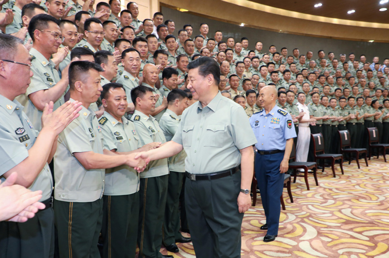 7月15日至16日，中共中央總書記、國家主席、中央軍委主席習近平在內蒙古考察并指導開展“不忘初心、牢記使命”主題教育。這是16日上午，習近平在呼和浩特親切接見駐內蒙古部隊副師職以上領導干部和團級單位主官，代表黨中央和中央軍委向駐內蒙古部隊全體官兵致以誠摯問候。