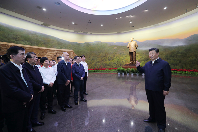9月12日，中共中央總書記、國家主席、中央軍委主席習近平視察中共中央北京香山革命紀念地。這是習近平在香山革命紀念館參觀《為新中國奠基》主題展覽，并發(fā)表重要講話。