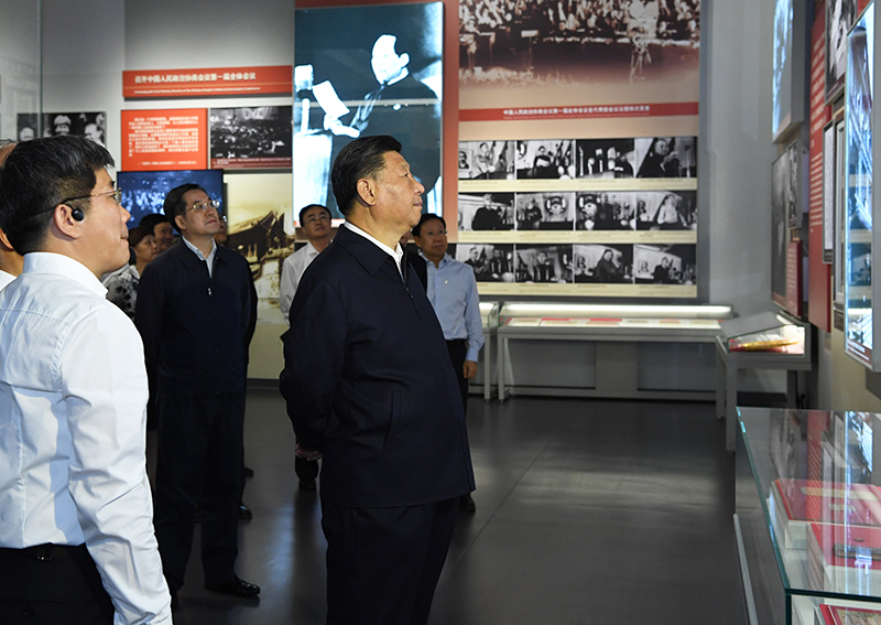 9月12日，中共中央總書記、國家主席、中央軍委主席習近平視察中共中央北京香山革命紀念地。這是習近平在香山革命紀念館參觀《為新中國奠基》主題展覽。