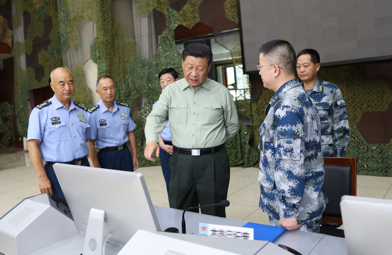 8月22日，中共中央總書記、國家主席、中央軍委主席習(xí)近平到空軍某基地視察。這是習(xí)近平察看基地作戰(zhàn)指揮中心，了解戰(zhàn)備值班和訓(xùn)練情況。