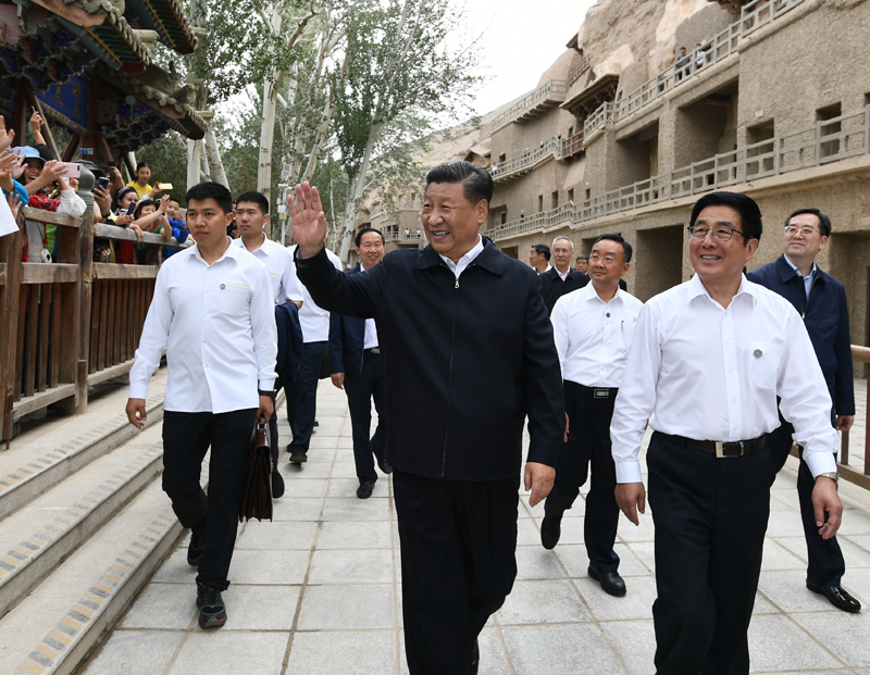 8月19日至22日，中共中央總書記、國家主席、中央軍委主席習近平在甘肅考察。這是19日下午，習近平在敦煌莫高窟考察調研時，向正在參觀的游客親切招手致意。