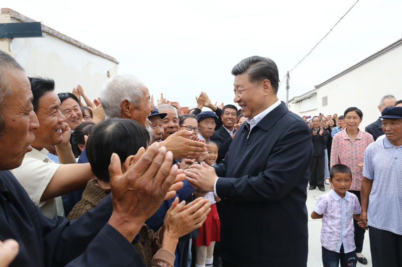 8月19日至22日，中共中央總書記、國家主席、中央軍委主席習近平在甘肅考察。這是21日上午，習近平在武威市古浪縣黃花灘生態移民區富民新村同村民親切交談。
