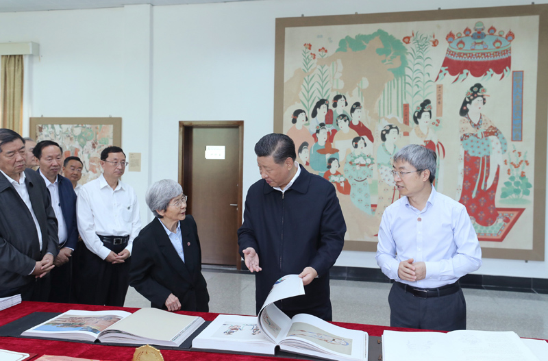 8月19日至22日，中共中央總書記、國家主席、中央軍委主席習近平在甘肅考察。這是19日下午，習近平在敦煌研究院察看珍藏文物和學術成果展示，了解文物保護和研究、弘揚優秀歷史文化情況。