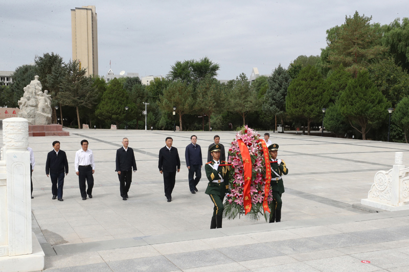 8月19日至22日，中共中央總書記、國家主席、中央軍委主席習近平在甘肅考察。這是20日上午，習近平來到張掖市高臺縣，瞻仰中國工農紅軍西路軍紀念碑，向革命先烈敬獻花籃。