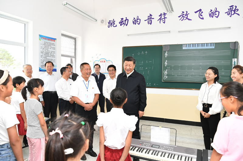 8月19日至22日，中共中央總書記、國家主席、中央軍委主席習近平在甘肅考察。這是21日上午，習近平在武威市古浪縣黃花灘生態移民區富民新村富民小學的音樂教室，認真觀看正在進行的音樂課教學。