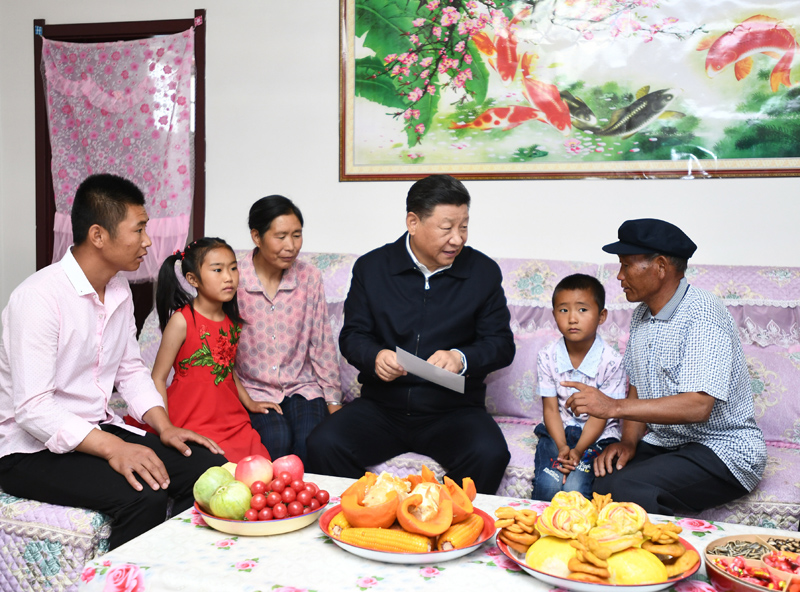 8月19日至22日，中共中央總書記、國家主席、中央軍委主席習近平在甘肅考察。這是21日上午，習近平在武威市古浪縣黃花灘生態移民區富民新村村民李應川家，同李應川一家拉家常。
