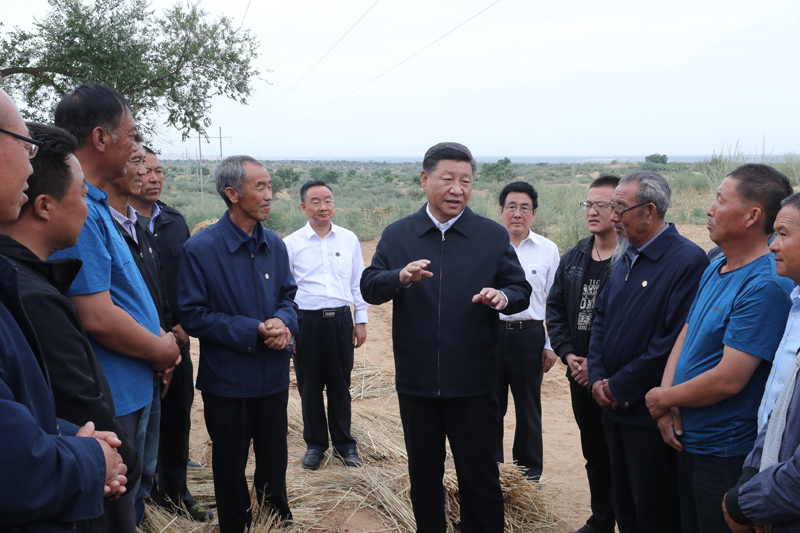 8月19日至22日，中共中央總書記、國家主席、中央軍委主席習近平在甘肅考察。這是21日上午，習近平在武威市古浪縣八步沙林場同“六老漢”代表及林場職工親切交談。