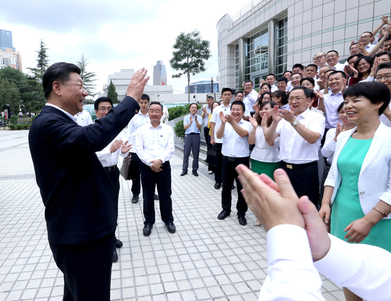 8月19日至22日，中共中央總書記、國家主席、中央軍委主席習近平在甘肅考察。這是21日下午，習近平在讀者出版集團有限公司同工作人員親切交談。