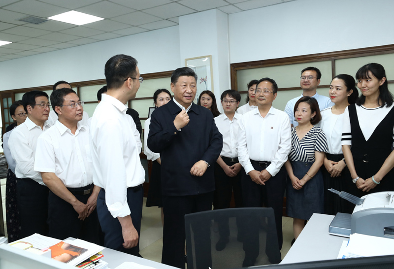 8月19日至22日，中共中央總書記、國家主席、中央軍委主席習近平在甘肅考察。這是21日下午，習近平在《讀者》編輯部同工作人員交流，勉勵他們為人民提供更多優秀精神食糧。