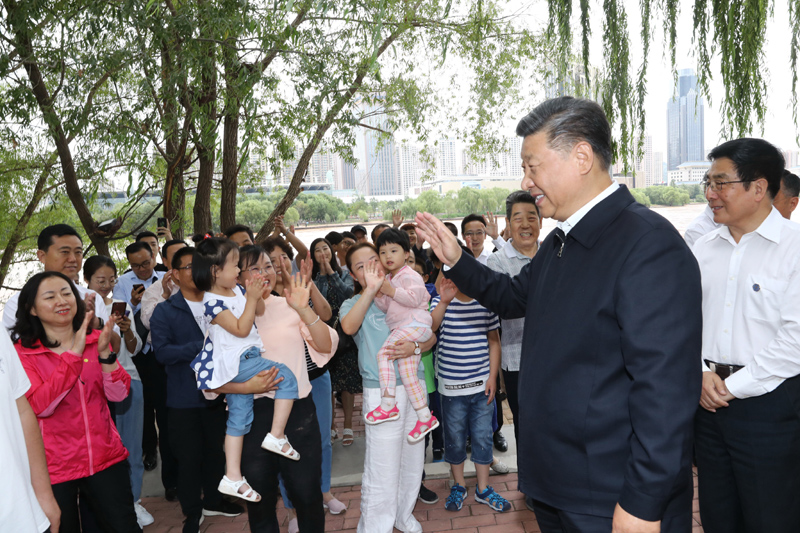 8月19日至22日，中共中央總書記、國家主席、中央軍委主席習近平在甘肅考察。這是21日下午，習近平在蘭州市黃河治理蘭鐵泵站項目點同正在休閑的群眾親切交談。