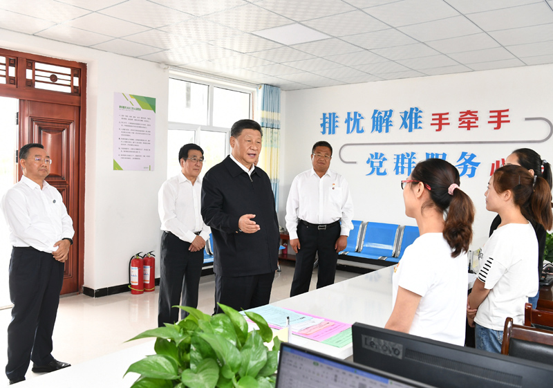 8月19日至22日，中共中央總書記、國家主席、中央軍委主席習近平在甘肅考察。這是21日上午，習近平在武威市古浪縣黃花灘生態移民區富民新村黨群服務中心考察。